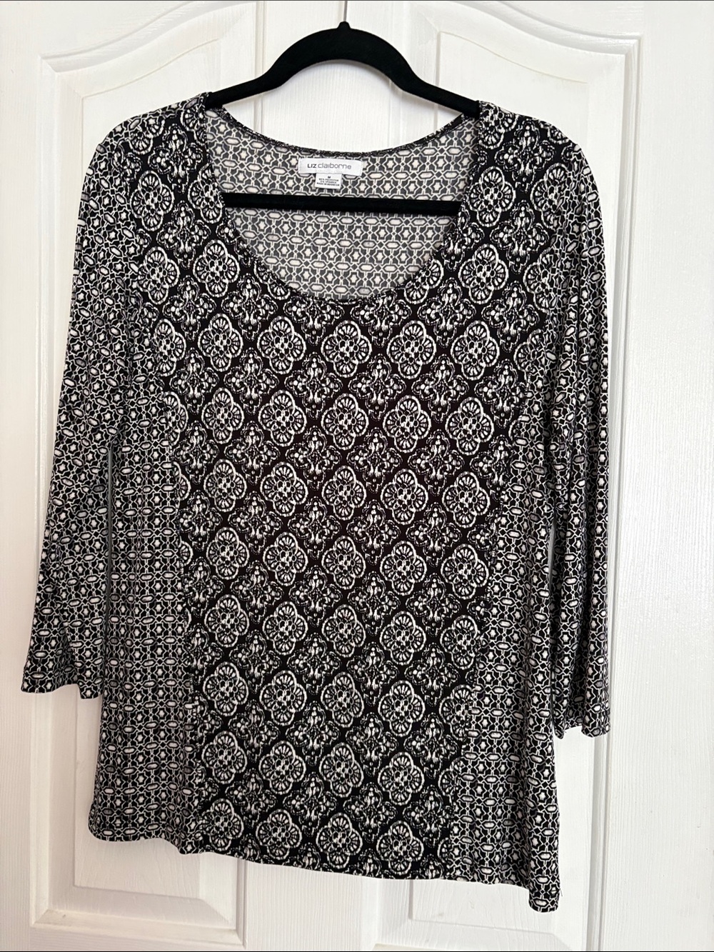 Liz Claiborne Black & White Medallion Scoop Neck Long Sleeve Top